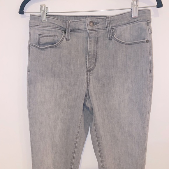 Universal Thread High Rise Skinny
Crop Light Grey Wash Size 6 - Picture 4 of 12